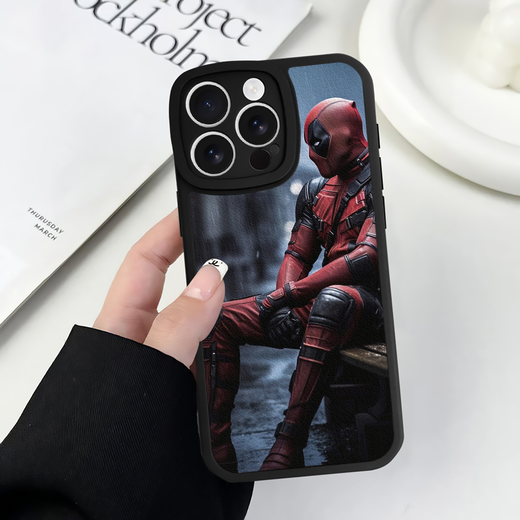 （画像用） Deadpool デッドプール 【iPhone 16シリーズ対応】シリコンスマホケース（レザー調） 材質：シリコン